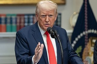 Trumpovi se rozpadá svět. Záchranu hledá u šikanovaných partnerů - Médium.cz